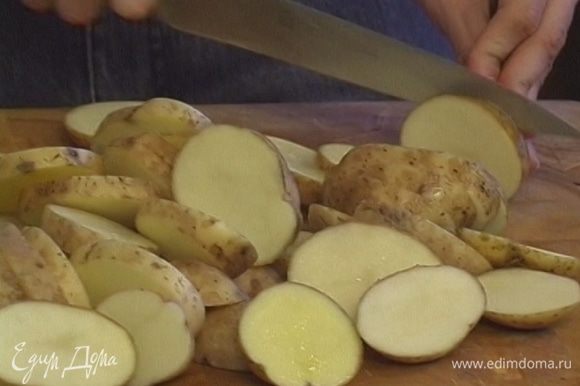 Картофель тщательно вымыть (лучше щеткой) и нарезать ломтиками толщиной 5 мм.