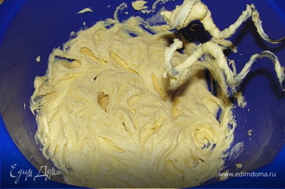 Масло вымешать с марципаном в однородную массу. Добавить сахар и ваниль.