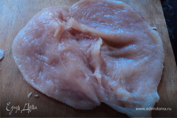 Вымойте филе в холодной воде, обсушите. Расплющите или подрежьте мясо и положите на каждый кусок одинаковое количество сырной массы