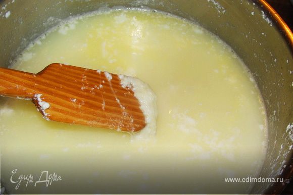 Добавить наши ломтики сыра в молоко. Вымешивая сырную массу деревянной ложкой 7-10 минут, стараясь достичь пластичности и тягучести.
