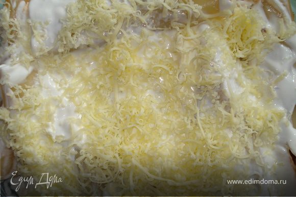 Заливаем макароны сметаной и посыпаем сверху сыром. Ставим в духовку на 15-20 минут.