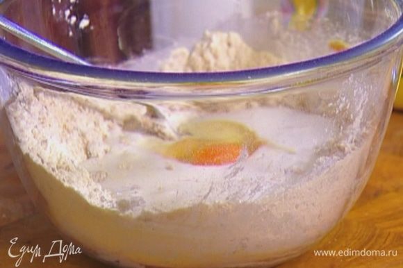 Влить кефир, добавить яйцо, 3/4 стакана картофельного пюре и вымешать.