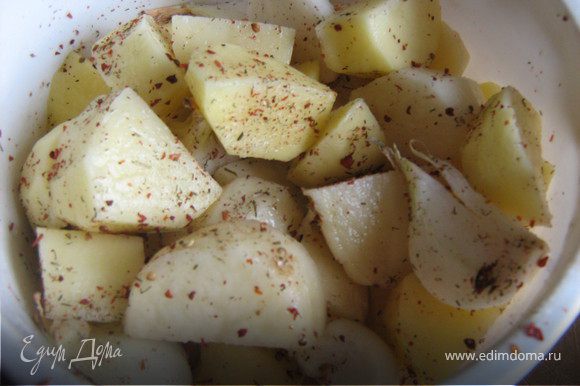 Очистить лук и картофель.нарезать дольками,посыпать солью,перцем,сухими приправами.