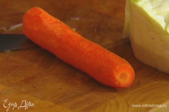 Морковь почистить, отжать из нее сок.