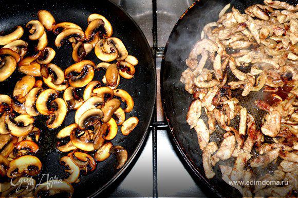 Жарю грибы на оливковом масле и на отдельной сковородке.Для того что бы грибы стали рюмяные.Рядом жарится мясо с луком на подсолнечном масле.