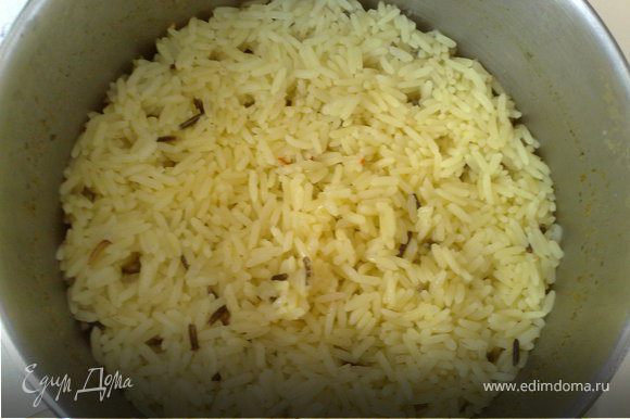 Отварить рис ( у меня была смесь рисов) в пропорции один к двум, залив его кипятком. После закипания добавить вкусную соль, немного порошка карри, кусочек сливочного масла. Варить до готовности.