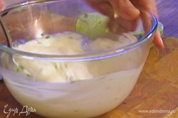 Приготовить крем: соединить сметану с сахарной пудрой, соком и цедрой лайма и вымешать ложкой. Отправить крем в холодильник.