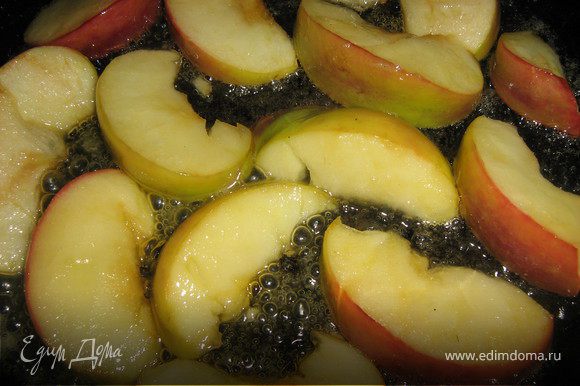 В сковороде разогреть сливочное масло,аккуратно разложить дольки яблока на сковородку с маслом,посыпать ложкой сахара,и жарить(карамелезировать)с двух сторон до золотистого цвета примерно 8-10 минут.