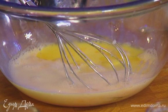 Влить к яйцам молоко, 3 ст. ложки оливкового масла, мед и все перемешать.
