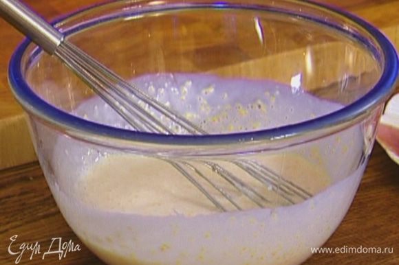 Приготовить тесто: яйцо взбить венчиком, а затем перемешать с кефиром, кукурузной крупой, сахаром, разрыхлителем и щепоткой соли.