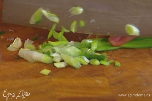Шнитт-лук и зеленый лук мелко нарезать и вмешать в тесто (немного шнитт-лука оставить).