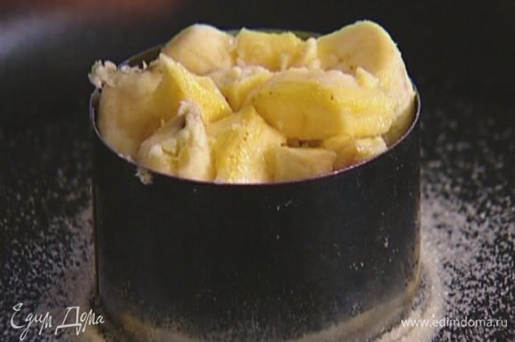 Бананы почистить, нарезать кружками и очень плотно уложить в кондитерское кольцо, так чтобы оно было полностью заполнено.