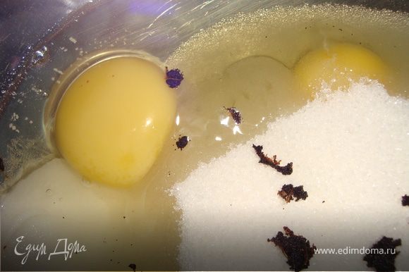В миску, в которой будем замешивать тесто разбить 3 яйца, добавить соль и сахар. Стручок ванили разрезать вдоль и вычистить семечки в миску с продуктами. Если у вас нет ванили, возьмите ванилин или ванильный сахар. Но с ванилью вкус совсем другой.