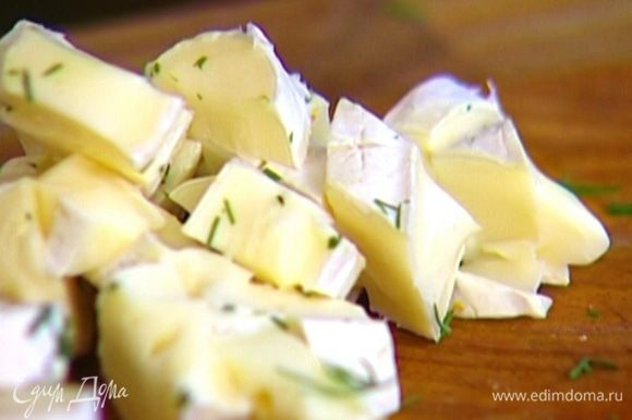 Сыр нарезать небольшими кубиками.