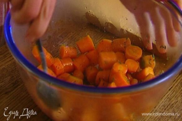 Откинуть готовую морковь на дуршлаг, затем переложить в миску, добавить мед, листья тимьяна, посолить, поперчить, все перемешать.