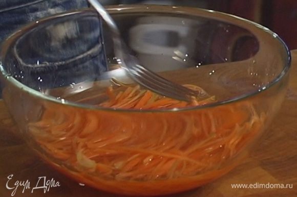 Коричневый сахар развести в воде, добавить рисовый уксус и уложить в этот маринад морковь на 10−15 минут.