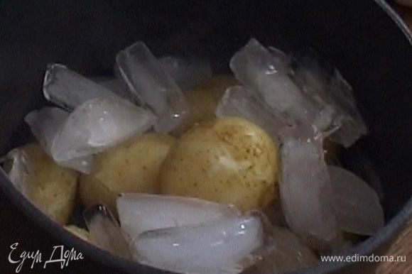 Молодую картошку отварить в мундире, затем воду слить и засыпать картошку льдом, чтобы она не была рассыпчатой.