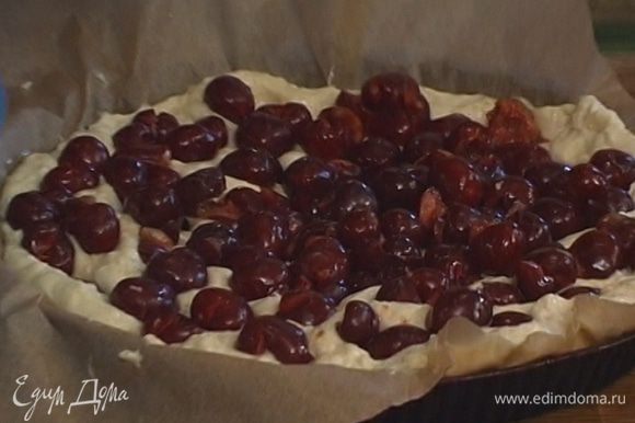 Из черешни вынуть косточки. Выложить ягоды на лепешку, слегка прижать, чтобы они наполовину погрузились в тесто. Выпекать фокаччу в разогретой духовке 30-35 минут.