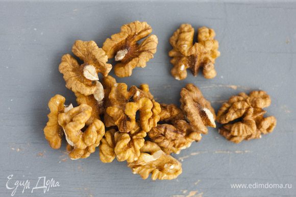 Орехи подсушивать в духовке 3—4 минуты.