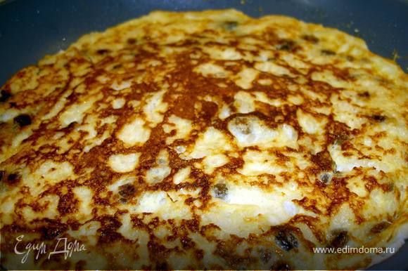 На сковороде Green Pan:-)) растопим сливочное маслом и и выложим рисовую лепёшку толщиной 2 см. Обжарим до золотисто-коричневого цвета с обеих сторон .