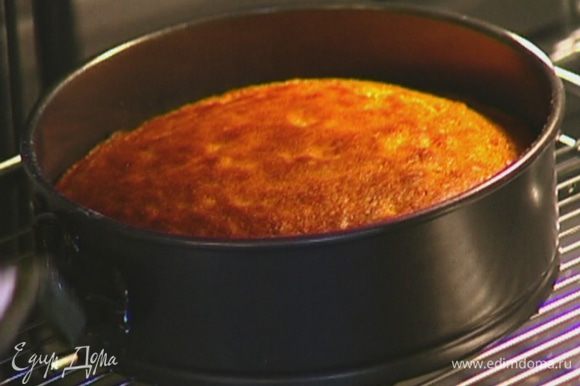 Форму для выпечки смазать растительным маслом, выложить тесто и выпекать 35–40 минут в разогретой духовке. Готовность кекса проверить зубочисткой — если она сухая, значит, кекс готов.