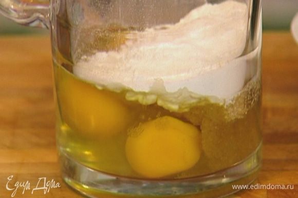 Яйца соединить с сахаром, мукой, ванильным экстрактом и солью и взбить миксером.