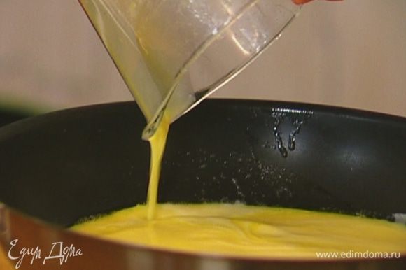 Разогреть в сковороде сливочное масло и влить яичную массу.