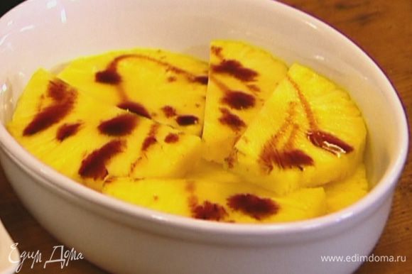 Выложить нарезанный ананас в форму для выпечки, сбрызнуть бальзамическим уксусом и ромом, оставить на 5-7 минут.
