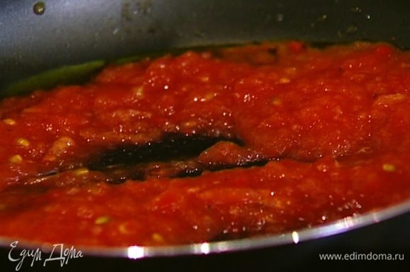 Разогреть в сковороде 1 ст. ложку оливкового масла, выложить натертый помидор, посолить, поперчить, добавить ванильный сахар и, периодически помешивая, прогревать на медленном огне 5–7 минут.