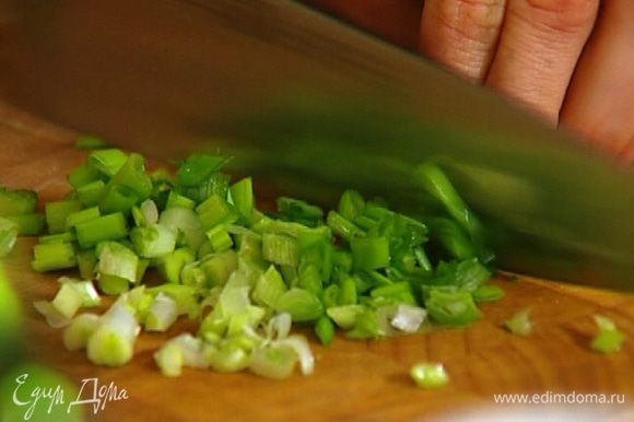 Зеленый лук мелко нарезать и перемешать с горчицей и 1 ст. ложкой оливкового масла.