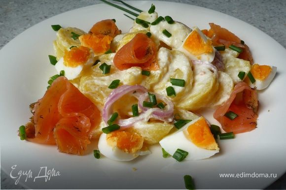 Рыбу порезать на полоски. Яйца почистить и разрезать на 4 части. Вместе со шнитт-луком выложить на салат. Приятного аппетита!