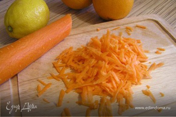 Морковь натереть на терке, посыпать сахарной пудрой, добавить сок лимона, перемешать.