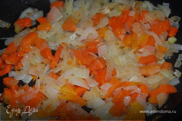 В это время поджариваем на растительном масле морковь и лук.