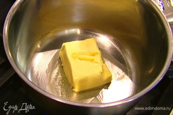 Сливочное масло растопить в небольшой кастрюле, затем 2 ст. ложки масла влить в тесто и перемешать.