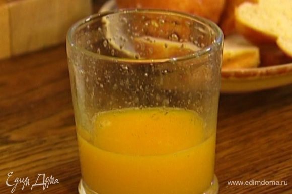 Из половинки апельсина выжать сок и влить в блендер.