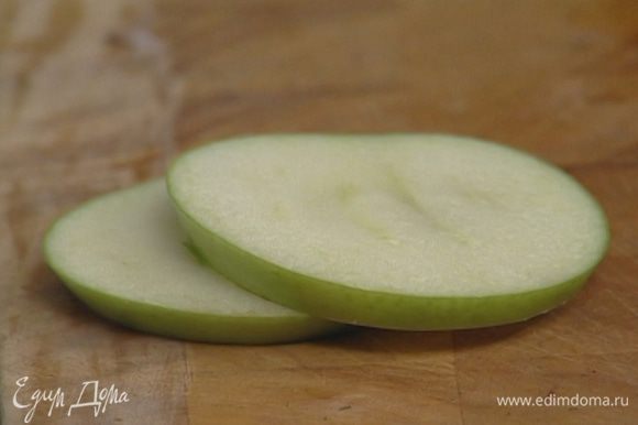 Яблоки нарезать кружками толщиной 5 мм. Ложкой выложить 1−2 ст. ложки селедочной массы на один кружок яблока, сверху накрыть другим кружком яблока.