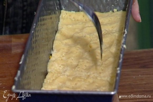 Разделить тесто пополам. Глубокую небольшую форму смазать оставшимся маслом и половину теста выложить в нее так, чтобы получился корж толщиной 1 см. Проткнуть тесто в нескольких местах вилкой.
