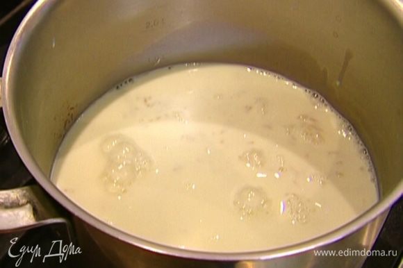 В кастрюлю с отваренным рисом влить молоко — рис должен быть полностью покрыт жидкостью.