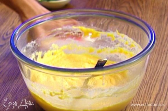 Ввести яйцо, влить кефир, все перемешать, влить растопленное сливочное масло, вымешать тесто и дать ему немного отдохнуть.