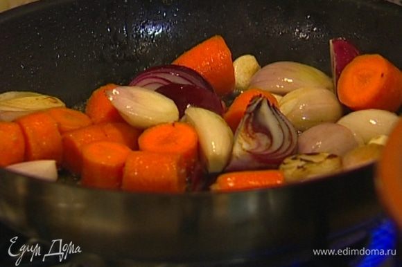 Обжарить морковь, чеснок, красный лук и шалот в сковороде, в которой жарилась баранина.