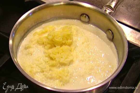 Молоко налить в кастрюлю, добавить натертый картофель и поставить на огонь.