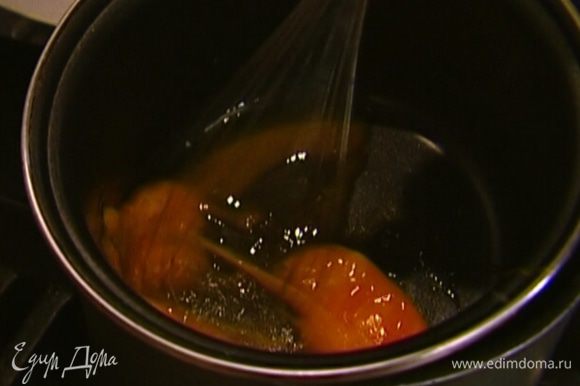 Приготовить соус голландез: желтки выложить в маленькую кастрюлю и поместить ее в кастрюлю большего размера с кипящей водой так, чтобы верхняя кастрюля не касалась воды. Желтки посолить и начать взбивать блендером.