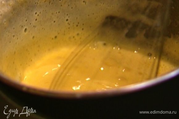 Убавить огонь до минимума, добавить в соус лимонный сок, еще немного взбить блендером и выключить огонь, но не снимать верхнюю кастрюлю с нижней, только накрыть полотенцем или тарелкой.