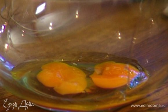 Яйца с сахаром взбить блендером в пышную массу.