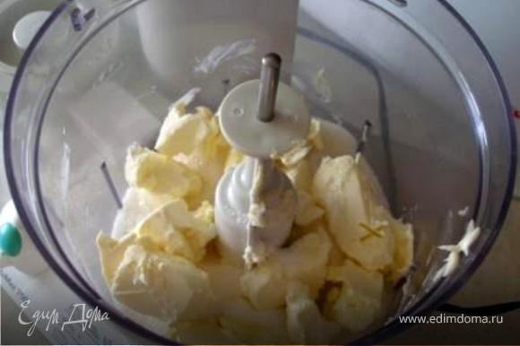 Масло взбивать около 1 минуты. Добавить сахар, взбивать еще около 3 минут. Добавить ваниль.