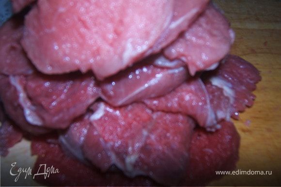 Мясо разделить на куски,каждый кусок накрыть пленкой и хорошо отбить, натереть солью и перцем