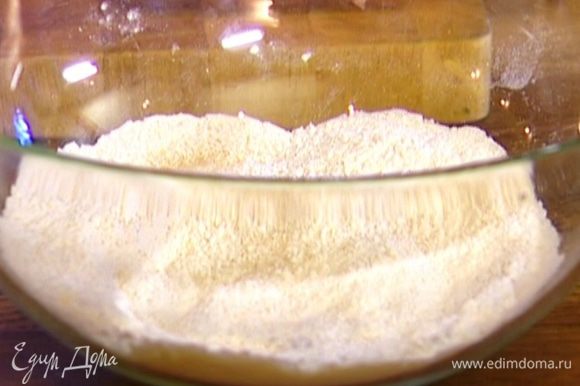 Соединить муку, сахар, 1/2 ч. ложки соли, соду и разрыхлитель, перемешать.