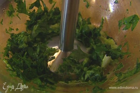 Приготовить зеленый соус: листья петрушки и базилика измельчить блендером, добавить отжатый хлеб и сухари и все вместе еще раз измельчить.