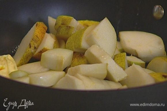 В сковороде, которую можно ставить в духовку, разогреть 1 ст. ложку сливочного масла, добавить кусочки груш и перемешать.