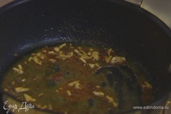 Разогреть в сковороде немного оливкового масла, выложить измельченный чеснок и анчоусы и, помешивая, обжаривать до растворения анчоусов.
